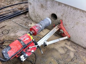 Mitarbeiter führen eine Kernbohrung durch